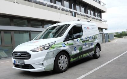 Ford Transporter mit Sicherheitsdienst-Aufklebern