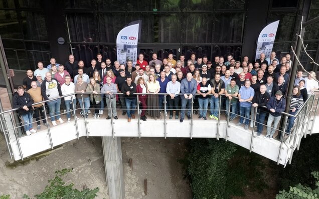 Großes Team auf moderner Brücke