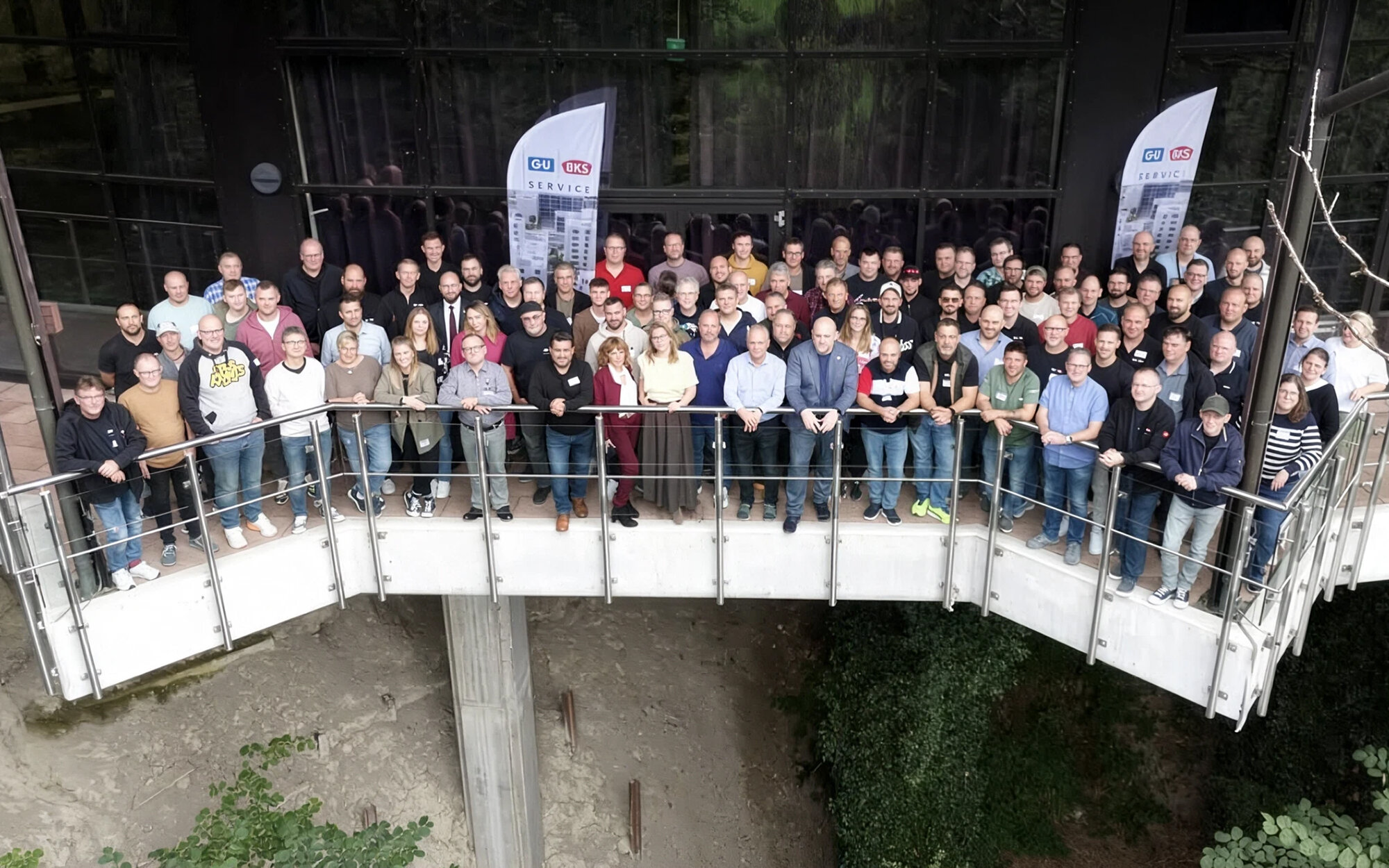 Großes Team auf moderner Brücke