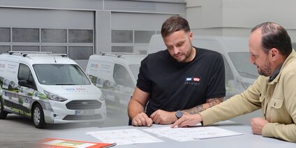 Serviceteam prüft technische Unterlagen gemeinsam