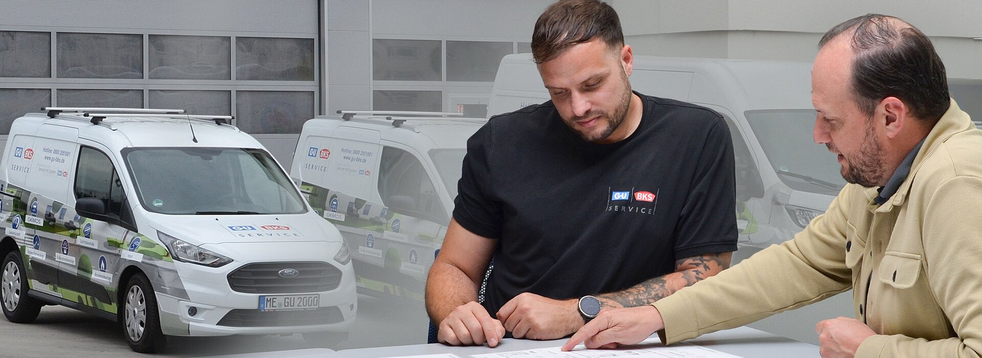 Serviceteam prüft technische Unterlagen gemeinsam