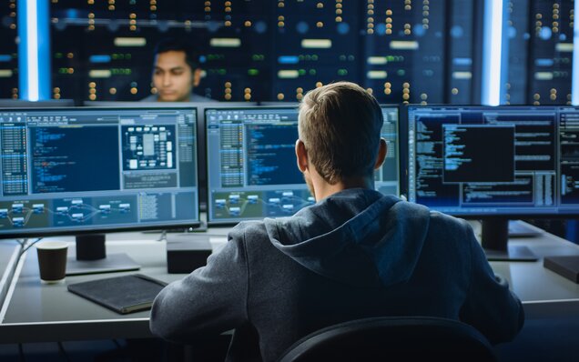 Überwachungsraum mit mehreren Sicherheitsmonitoren