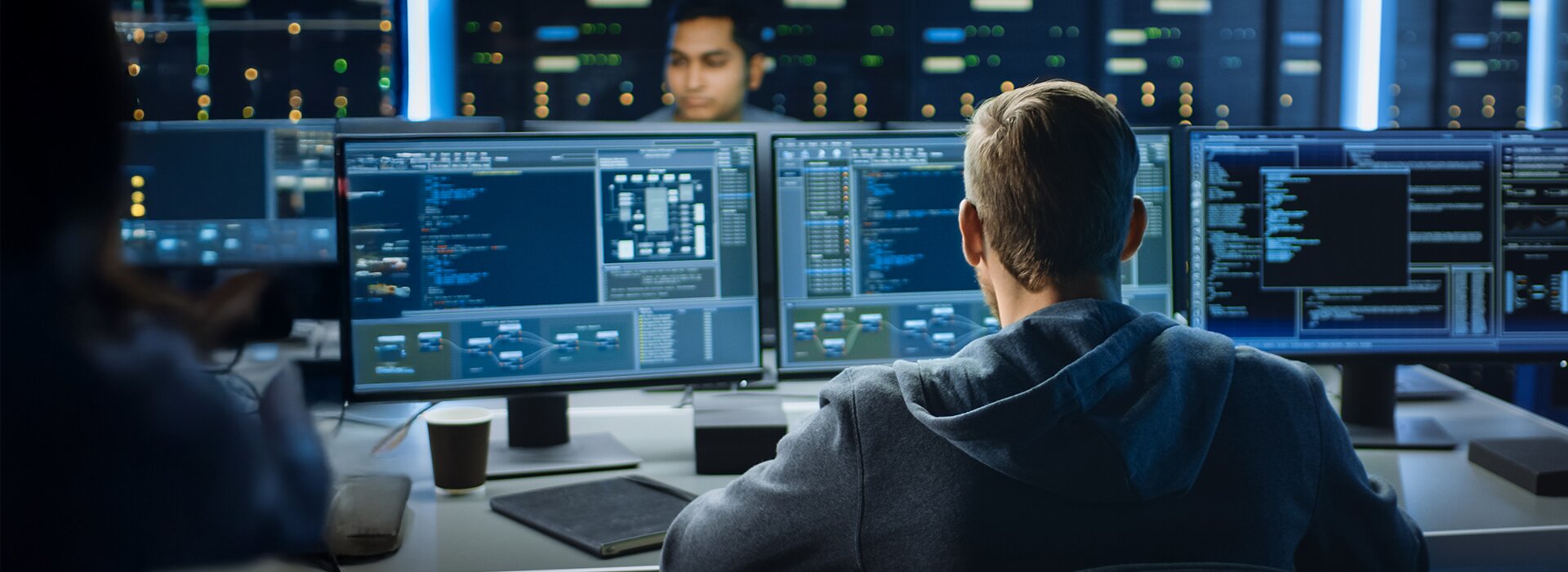 IT-Team überwacht Systeme und Programmcode