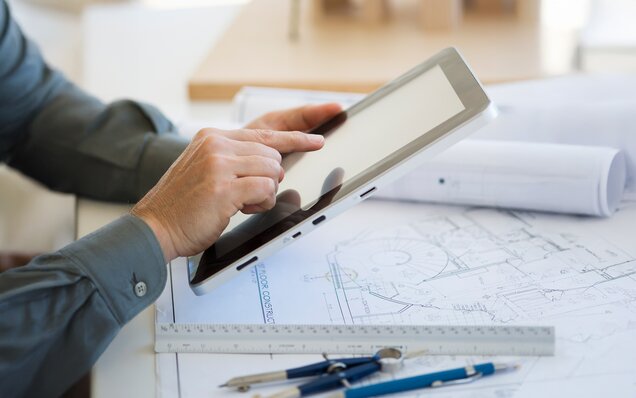 Tablet auf technischen Bauzeichnungen genutzt