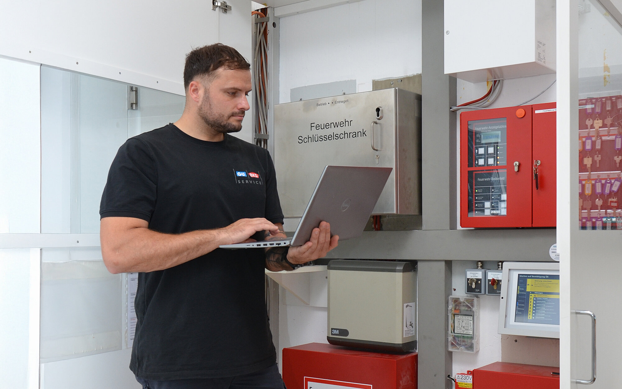 Techniker wartet moderne Feuerwehr-Schließanlage